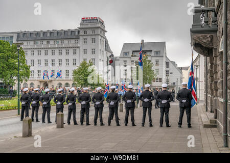 Die isländische Polizei gekleidet in formalen Uniformen, während Islands Unabhängigkeitstag, Reykjavik, Island Stockfoto