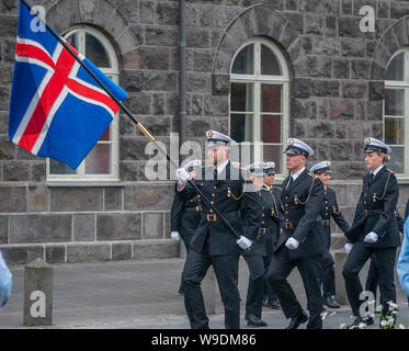 Die isländische Polizei gekleidet in formalen Uniformen, während Islands Unabhängigkeitstag, Reykjavik, Island Stockfoto