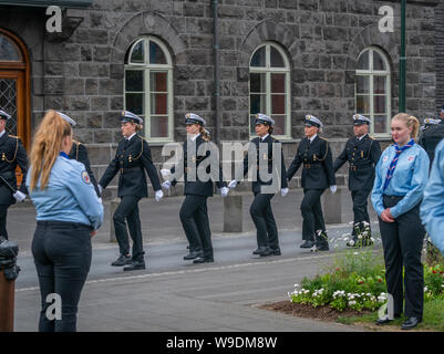 Die isländische Polizei gekleidet in formalen Uniformen, während Islands Unabhängigkeitstag, Reykjavik, Island Stockfoto