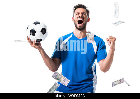 Kreischen Fussball Spieler mit Ball und Laptop in der Nähe des Geldes isoliert auf weißem Stockfoto