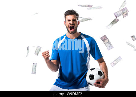 Fußball-Spieler mit Ball Jubel mit geballten Hand in der Nähe des Geldes isoliert auf weißem Stockfoto