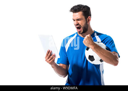 Schöner fußball Spieler mit Ball und Digitale Tablet jubelnde isoliert auf weißem Stockfoto