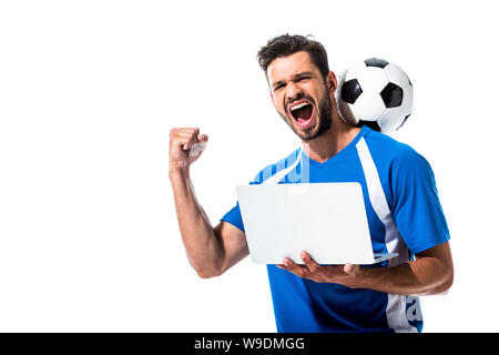 Fußball-Spieler mit Ball mit Laptop und jubeln isoliert auf weißem Stockfoto