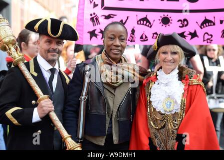 Kennzeichnung der Beginn der Brighton Festival 2019, das Children's Parade Thema ist in diesem Jahr Märchen aus der ganzen Welt Stockfoto