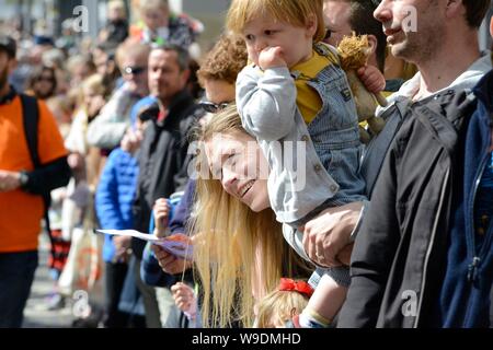 Kennzeichnung der Beginn der Brighton Festival 2019, das Children's Parade Thema ist in diesem Jahr Märchen aus der ganzen Welt Stockfoto