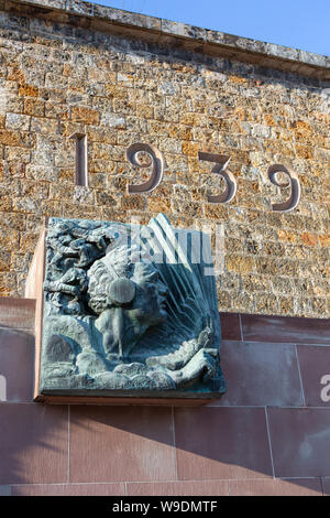 FAFL. Eine von 16 Bronze Skulpturen im Mémorial de la France combattante, Festung Mont-Valérien, Neuilly Sur Seine, Paris. Stockfoto