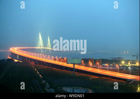 ------ Nacht der Sutong Brücke überspannt den Fluss Yangtze (Yangtse Fluss oder Changjiang) im Osten der Provinz Jiangsu, China 27. April 2008. Sutong Stockfoto