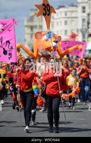 Kennzeichnung der Beginn der Brighton Festival 2019, das Children's Parade Thema ist in diesem Jahr Märchen aus der ganzen Welt Stockfoto