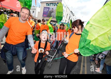 Kennzeichnung der Beginn der Brighton Festival 2019, das Children's Parade Thema ist in diesem Jahr Märchen aus der ganzen Welt Stockfoto