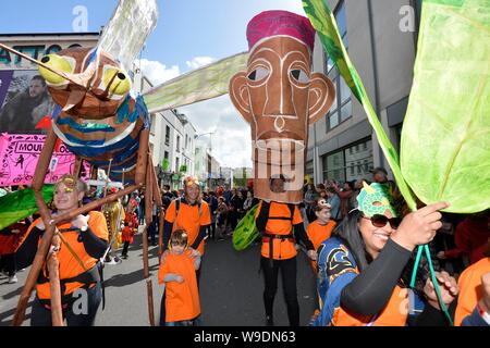 Kennzeichnung der Beginn der Brighton Festival 2019, das Children's Parade Thema ist in diesem Jahr Märchen aus der ganzen Welt Stockfoto