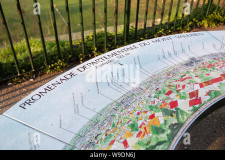 Orientierung Tabelle Karte auf dem Weg die Festung Mont du Valerien Park in der Nähe des amerikanischen Militärs Friedhof und die Gedenkstätte Flamme Stockfoto