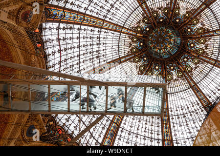 Ansicht von unten die Art nouveau gewölbte Decke und 9 meter Glasswalk der Kaufhaus Galeries Lafayette in Paris. Stockfoto