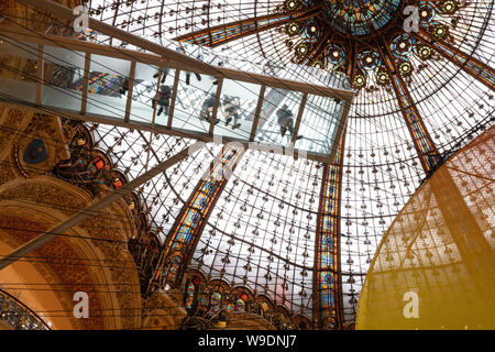 Ansicht von unten die Art nouveau gewölbte Decke und 9 meter Glasswalk der Kaufhaus Galeries Lafayette in Paris. Stockfoto