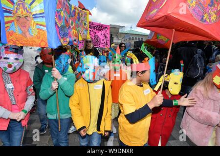 Kennzeichnung der Beginn der Brighton Festival 2019, das Children's Parade Thema ist in diesem Jahr Märchen aus der ganzen Welt Stockfoto