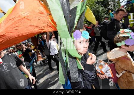 Kennzeichnung der Beginn der Brighton Festival 2019, das Children's Parade Thema ist in diesem Jahr Märchen aus der ganzen Welt Stockfoto