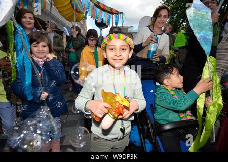 Kennzeichnung der Beginn der Brighton Festival 2019, das Children's Parade Thema ist in diesem Jahr Märchen aus der ganzen Welt Stockfoto