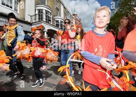 Kennzeichnung der Beginn der Brighton Festival 2019, das Children's Parade Thema ist in diesem Jahr Märchen aus der ganzen Welt Stockfoto