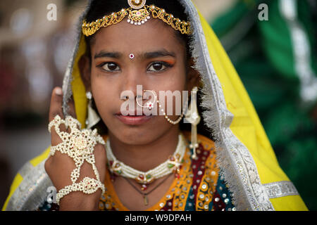 Schöne tribal Mädchen in traditioneller Kleidung bei der Abschlussfeier der Pushkar Camel Fair, Rajasthan. Die Messe ist die größte Camel fair in Indien. Stockfoto