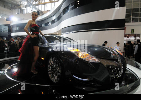 Besucher betrachten ein Modell posiert mit einem Geely GT Concept roadster Auto während der Auto China 2008" in Peking, China, 20. April 2008. Die automatische Kinn Stockfoto
