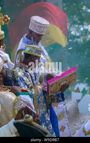 Gonder, Äthiopien, 18. Januar 2019: Priester in der traditionellen Kleidung der Timkat Festival feiern, durch das Lesen von einer Amharischen Bibel Stockfoto
