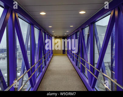 Tokio, Japan - Mar 16, 2018. Flur im Teleskop Gangway am Flughafen Tokio Narita International (NRT). Narita ist einer der verkehrsreichsten Flughäfen in Asien. Stockfoto