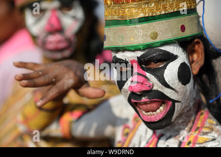 Maske Tänzer bei der Abschlussfeier der Pushkar Camel Fair, Rajasthan. Die Messe ist die größte Camel fair in Indien. Stockfoto