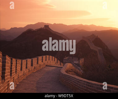 Landschaft der Chinesischen Mauer bei Badaling in Peking im Sonnenuntergang im Herbst Stockfoto