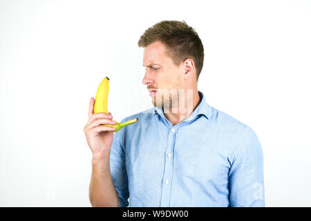 Jungen gutaussehenden Mann mit frischen Bananen auf isolierten weißen Hintergrund Stockfoto