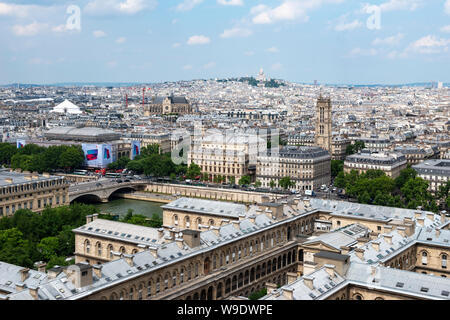 Luftaufnahme Blick nach Norden in Richtung Montmartre von der Aussichtsplattform auf der südlichen Turm der Kathedrale Notre-Dame, Île de la Cité, Paris, Frankreich Stockfoto