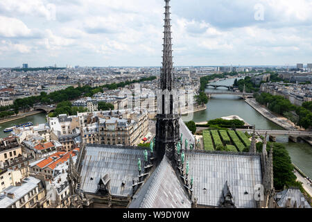 Luftaufnahme Blick nach Osten entlang den Fluss Seine von der Aussichtsplattform auf der südlichen Turm der Kathedrale Notre-Dame, Île de la Cité, Paris, Frankreich Stockfoto