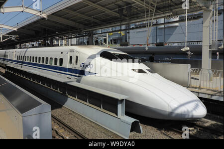 Tokio, Japan. 18 Mai, 2018. Ein shinkansen Express steht vor einem Einstieg Security System am Tokio Bahnhof, die die Bahn trennt sich von dem Titel bed und sichert damit es. Fällt in das gleisbett sind auf diese Weise nicht möglich. Gibt es ähnliche Systeme in rund 50 anderen Städten rund um die Welt, von denen einige in Betrieb seit den 90er Jahren - zum Beispiel in Moskau, London und Barcelona. Credit: Peter Gercke/dpa-Zentralbild/ZB/dpa/Alamy leben Nachrichten Stockfoto