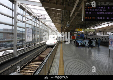 Tokio, Japan. 18 Mai, 2018. Ein shinkansen Express steht vor einem Einstieg Security System am Tokio Bahnhof, die die Bahn trennt sich von dem Titel bed und sichert damit es. Fällt in das gleisbett sind auf diese Weise nicht möglich. Gibt es ähnliche Systeme in rund 50 anderen Städten rund um die Welt, von denen einige in Betrieb seit den 90er Jahren - zum Beispiel in Moskau, London und Barcelona. Credit: Peter Gercke/dpa-Zentralbild/ZB/dpa/Alamy leben Nachrichten Stockfoto