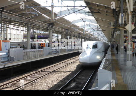 Tokio, Japan. 18 Mai, 2018. Ein shinkansen Express steht vor einem Einstieg Security System am Tokio Bahnhof, die die Bahn trennt sich von dem Titel bed und sichert damit es. Fällt in das gleisbett sind auf diese Weise nicht möglich. Gibt es ähnliche Systeme in rund 50 anderen Städten rund um die Welt, von denen einige in Betrieb seit den 90er Jahren - zum Beispiel in Moskau, London und Barcelona. Credit: Peter Gercke/dpa-Zentralbild/ZB/dpa/Alamy leben Nachrichten Stockfoto