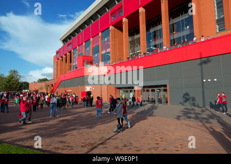 Fußball-Fans ankommen in Anfield für Liverpool 1.Heimspiel der Saison 2019-20. Stockfoto