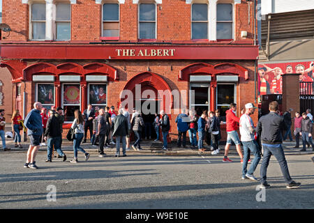 Fußball-Fans sammeln außerhalb des Albert neben Anfield in Liverpool das erste Heimspiel der Saison 2019-20. Stockfoto