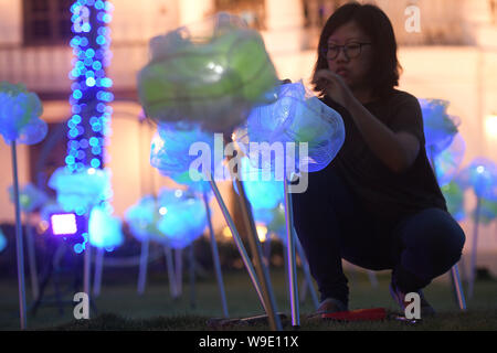 Singapur. 13 Aug, 2019. Singaporean artist Lee Yun Qin bereitet Ihre kunst Installation bin oonflowers der Mid-Autumn' für eine Anzeige an der Sun Yat Sen Nanyang Memorial Hall im Rahmen der bevorstehenden Mondfest feiern in Singapur am 13.08.2019. Credit: Dann Chih Wey/Xinhua/Alamy leben Nachrichten Stockfoto
