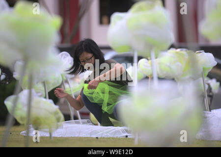 Singapur. 13 Aug, 2019. Singaporean artist Lee Yun Qin bereitet Ihre kunst Installation bin oonflowers der Mid-Autumn' für eine Anzeige an der Sun Yat Sen Nanyang Memorial Hall im Rahmen der bevorstehenden Mondfest feiern in Singapur am 13.08.2019. Credit: Dann Chih Wey/Xinhua/Alamy leben Nachrichten Stockfoto