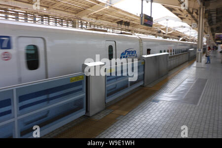 Tokio, Japan. 18 Mai, 2018. Ein shinkansen Express steht vor einem Einstieg Security System am Tokio Bahnhof, die die Bahn trennt sich von dem Titel bed und sichert damit es. Fällt in das gleisbett sind auf diese Weise nicht möglich. Gibt es ähnliche Systeme in rund 50 anderen Städten rund um die Welt, von denen einige in Betrieb seit den 90er Jahren - zum Beispiel in Moskau, London und Barcelona. Credit: Peter Gercke/dpa-Zentralbild/ZB/dpa/Alamy leben Nachrichten Stockfoto