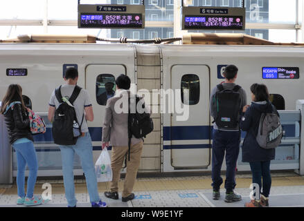 Tokio, Japan. 18 Mai, 2018. Ein shinkansen Express steht vor einem Einstieg Security System am Tokio Bahnhof, die die Bahn trennt sich von dem Titel bed und sichert damit es. Fällt in das gleisbett sind auf diese Weise nicht möglich. Gibt es ähnliche Systeme in rund 50 anderen Städten rund um die Welt, von denen einige in Betrieb seit den 90er Jahren - zum Beispiel in Moskau, London und Barcelona. Credit: Peter Gercke/dpa-Zentralbild/ZB/dpa/Alamy leben Nachrichten Stockfoto