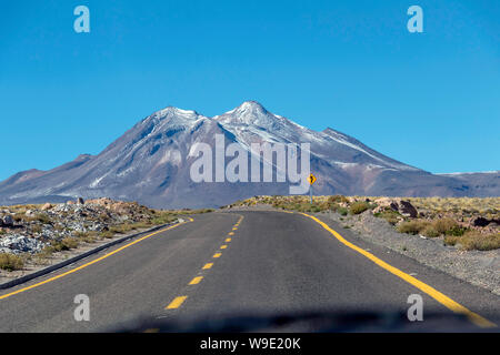 Leere Straße in der Atacama Wüste Stockfoto