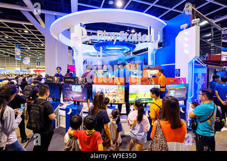 Hongkong, China. 30. Juli, 2019. Besucher gesehen spielen eine Sony PS4 Monster Hunter Spiel während der Die Ani-Com & Spiele HK Ausstellung in Hongkong. ACGHK ist die perfekte Plattform für die Absatz- und Geschäftsmöglichkeiten in der großen Welle von Kreativwirtschaft und digitale Unterhaltung Entwicklung. Als die populärste Sommerkarneval in Hongkong. Credit: Daniel Fung/SOPA Images/ZUMA Draht/Alamy leben Nachrichten Stockfoto