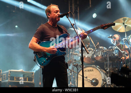 Musik, Instrumente, String, E-Bass spielte live auf der Bühne von Mark King mit Level 42. Stockfoto