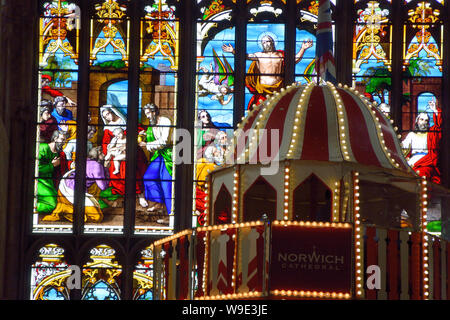 Traditionelle Messegelände Helter Skelter in das Kirchenschiff von Norwich Cathedral unter dem Westen Fenster - Teil des Sehens Anders"-Projekt. Stockfoto