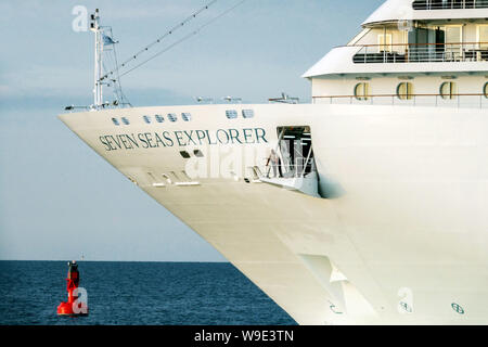 Luxus Kreuzfahrtschiff Seven Seas Explorer mit Mann am Bug, Detail, Schiff segeln auf Ostsee, Rostock Deutschland Stockfoto