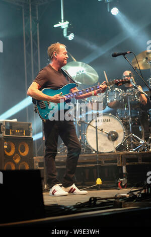 Musik, Instrumente, String, E-Bass spielte live auf der Bühne von Mark King mit Level 42. Stockfoto