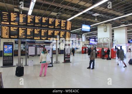 BIRMINGHAM, Großbritannien - 19 April, 2013: Die Menschen warten an der New Street Station in Birmingham, UK. Mit 31,2 Mio. Fluggästen (2012) Es ist 8. in den verkehrsreichsten Bahnhof Stockfoto