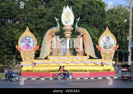 BANGKOK, THAILAND - 22 Dezember, 2013: Die Menschen fahren entlang König Bhumibol Adulyadej Heiligtum in Bangkok. König Bhumibol Adulyadej (Rama IX) starb im Jahr 2016. Stockfoto
