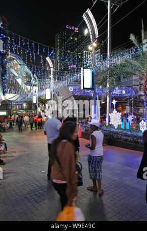 BANGKOK, THAILAND - 22. Dezember 2013: Menschen laufen entlang einer Straße vor Weihnachten im Bezirk Ratchathewi, Bangkok. Trotz der kulturellen Differenz, Chri Stockfoto