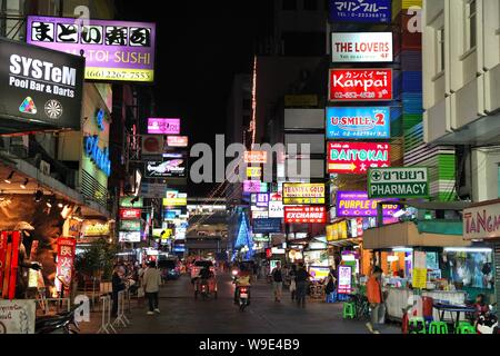 BANGKOK, THAILAND - 21 Dezember, 2013: Die Menschen besuchen Patpong in Bangkok. Patpong ist der Bangkok Entertainment District. Bangkok ist Thailands Hauptstadt Stockfoto