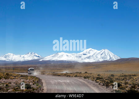 Wüste Straße in der Atacama, Chile: Hintergrund mit Platz für Text kopieren Stockfoto